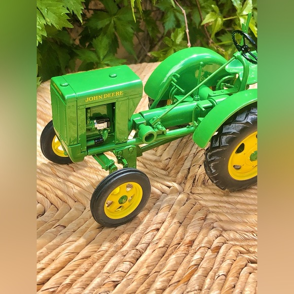 John Deere 1937 Model 62 with One Row Plow SpecCast Model - Picture 3 of 11